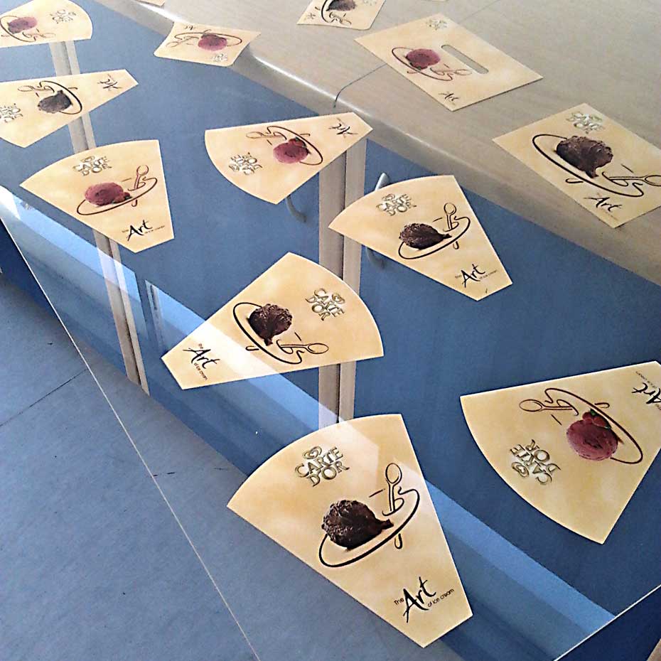 UV εκτυπώσεις, αλλά και με συμβατικά μελάνια διαλύτου